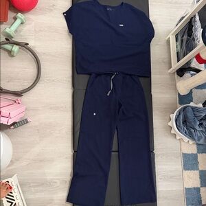 FIGS Aura Relaxed fit top size L & Isabel Wide Leg Pant size XS